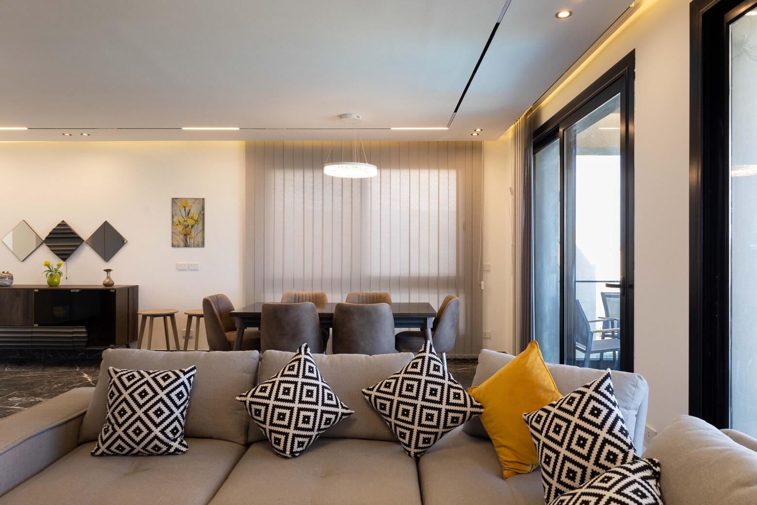 Coral Cove: Villa by the Beach with Modern Elegance