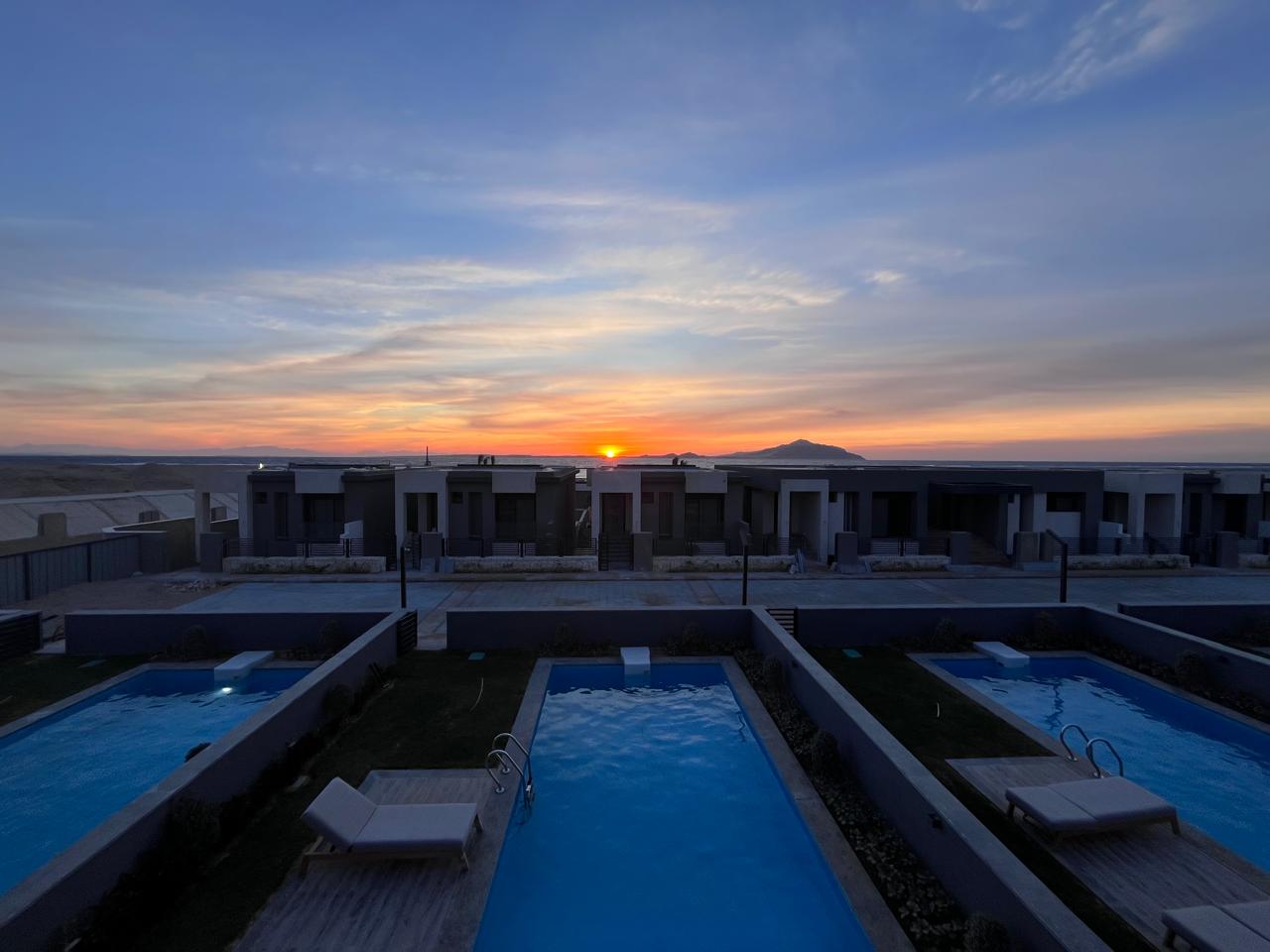 Azure Escape: Contemporary Villa with Private Pool